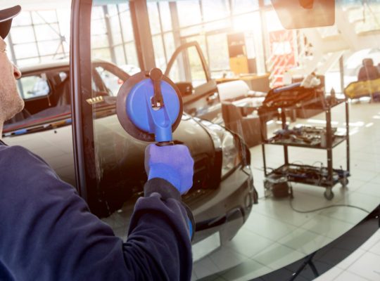 Éclat important : pourquoi faut-il faire remplacer rapidement son pare-brise ?