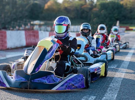 Casque, combinaison, gants : bien choisir son équipement karting